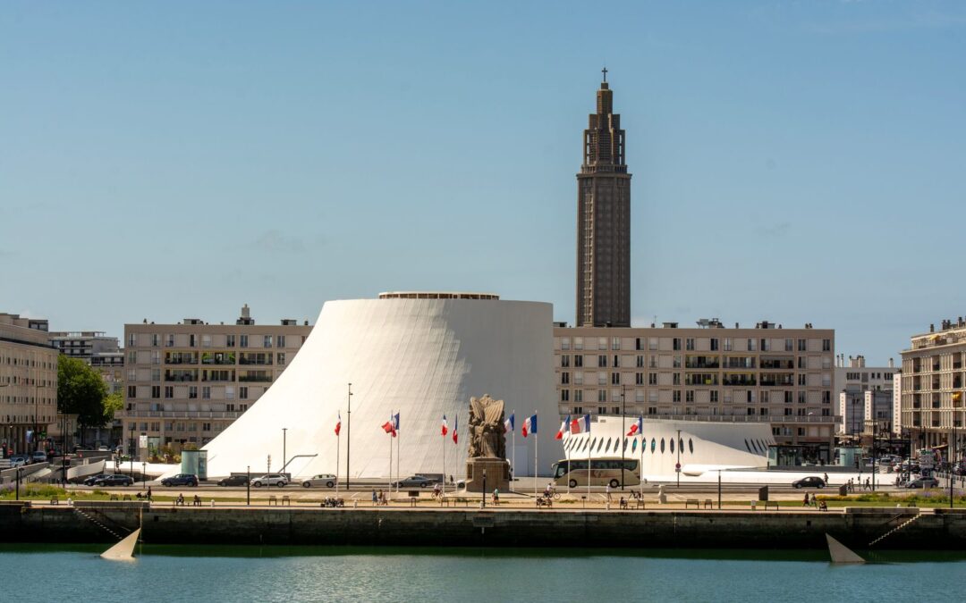 Uitzicht over Le Havre met de betonnen toren van de Sint-Jozefkerk van Auguste Perret boven de wederopgebouwde stad
