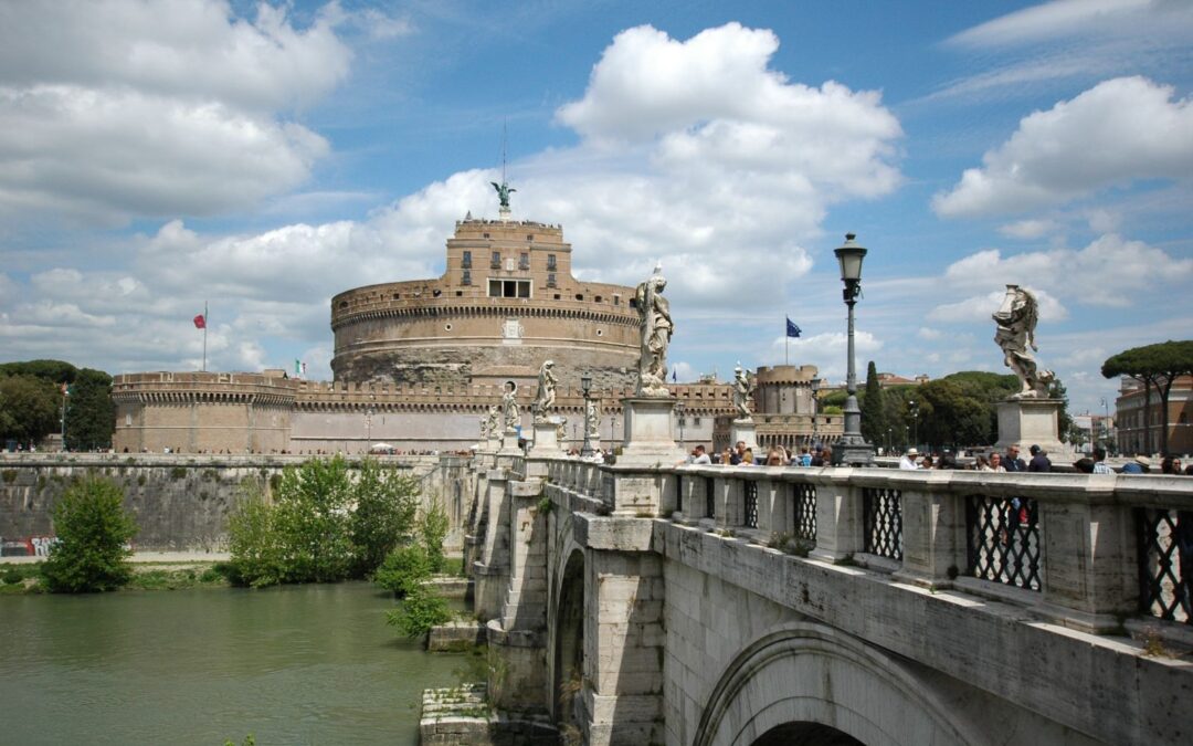 De Engelenburcht in Rome met de Ponte Sant'Angelo over de Tiber onder een blauwe lucht met wolken