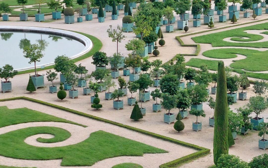 Luchtfoto van de geometrische tuinen van het Paleis van Versailles in Île-de-France