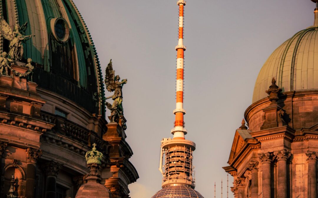 De Berlijnse Dom en de tv-toren aan de Alexanderplatz in het licht van de ondergaande zon